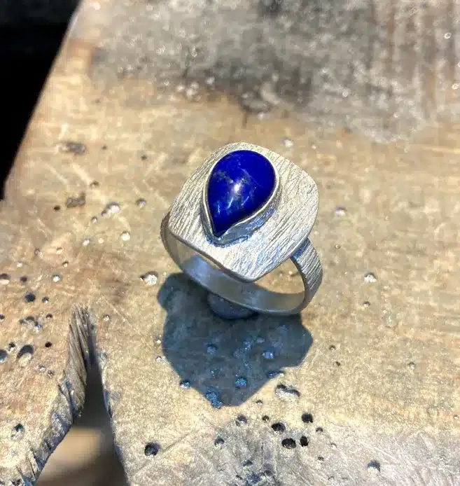 Bague ajustable en argent avec pierre bleue réalisée à la main par un créateur de bijoux à Montpellier