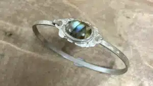 Bracelet en argent avec une pierre de labradorite fabriqué par un artisan bijoutier à Montpellier