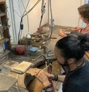 Atelier de bijouterie avec créateurs façonnant des bijoux sur mesure à Montpellier